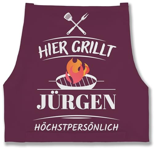 Geschenk mit Namen personalisiert by Shirtracer - Schürze - Grillschürze Herren Männer - Hier grillt Name höchstpersönlich I Geschenk Grillen I Grill Geschenk I Lustiges Geschenk Papa I Vatertag