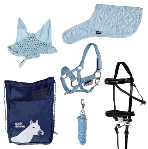 RL24 - Hobby Horse Zubehör Set (6-teilig) – Halfter mit Strick, Decke & Fliegenhaube in Hellbau – Trense in Schwarz – mehrfarbiger Transportbeutel für Stockpferde – Steckenpferd Zubehör