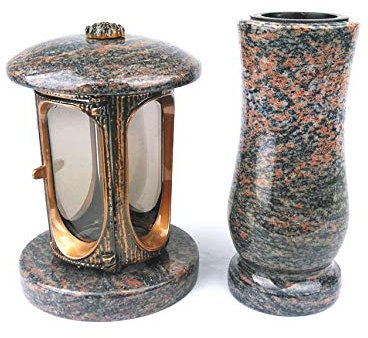 designgrab Grablampe aus messingfarbenem Aluminium in Antikoptik und Grabvase in Granit Gneis Halmstad