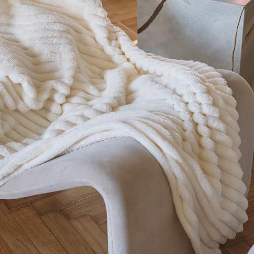 Comart - Plaid Jacquard - Coperta Effetto Pile - 150x200 cm - per Divano, Letto Singolo, una Piazza e Mezza - Coperta Morbida - Caldo Plaid - Tutte le Stagioni - Lavabile in Lavatrice - Bianco Panna