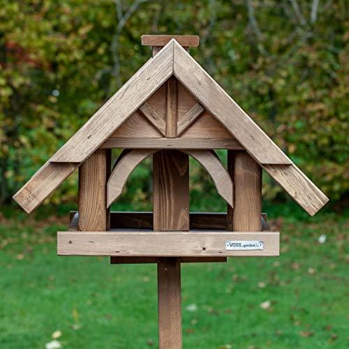 VOSS.garden Vogelhaus Herte, mit Standfuß und Futter-Schornstein, ganzjährig verwendbar, imprägniertes Fichtenholz, Vogelfutterhaus Futterplatz Vogelfutterstation