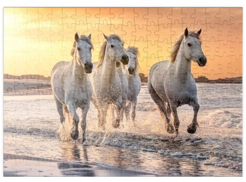 MyPuzzle Weiße Camargue Pferde galoppieren am Strand, Frankreich - Premium 200 Teile Puzzle - MyPuzzle Sonderkollektion von Puzzle Galaxy