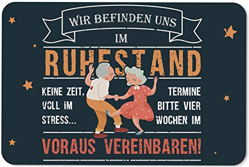 Tassenbrennerei Fußmatte mit Spruch - Wir befinden Uns im Ruhestand Keine Zeit voll im Stress - Türmatte lustig - Geschenk zum Ruhestand, Rente