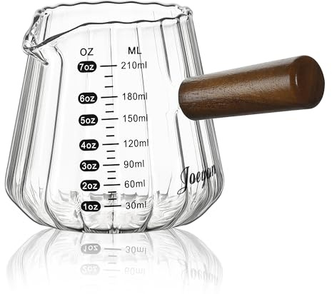 Joeyan 210ml Vaso Medidor de Vidrio Borosilicato con Mango de Madera, 7oz Taza de Expresso Acanalada con Escala, Jarra para Leche con Abertura en V, Measuring Cup para Cóctel, Estilo Origami, Claro | Boquilla en V sin goteo, mango de madera, doble escala, jarra de espuma de leche, máquina de expreso, esencial para cafetera