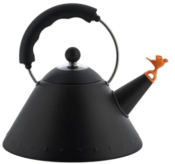 Il bollitore 9093, riconosciuto come una delle icone di design di Alessi, si colora interamente di nero rafforzando il suo linguaggio tra post-moderno e pop art