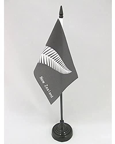 AZ FLAG Tischflagge Neuseeland Farne 15x10 cm Kunststoffsockel | Für innen Neuseeländische Tischflagge New Zealand Fern genähte Ausführung mit verstärkten Kanten mit Kunststoffstab