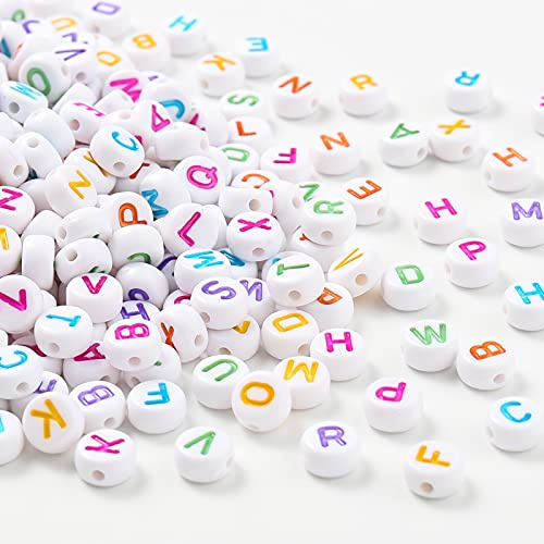 DAHI Buchstaben Perlen ca.1000 Stück Acryl Runde Gemischte Weiße Perlen mit Bunt Buchstaben A-Z für Armband, Choker, Schmuck oder andere Handwerk (rund/bunt/4x7mm)