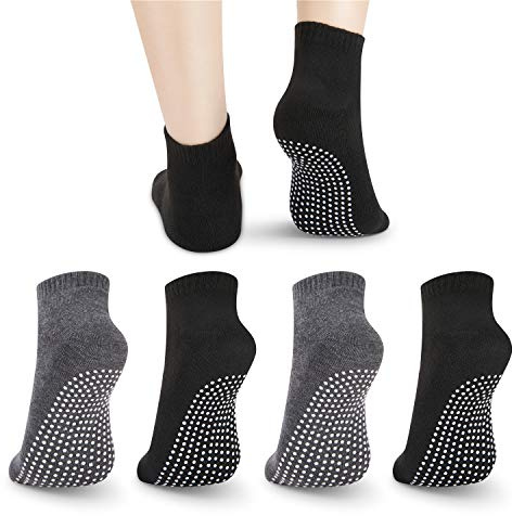 NEWCHAO Halkfria strumpor greppande yogastrumpor för kvinnor, unisex halkfria pilates träningsstrumpor för män och flickor för hemträning barre sjukhus, A: Svart 2 par + grå 2 par, UK4.5-9=EU37-44