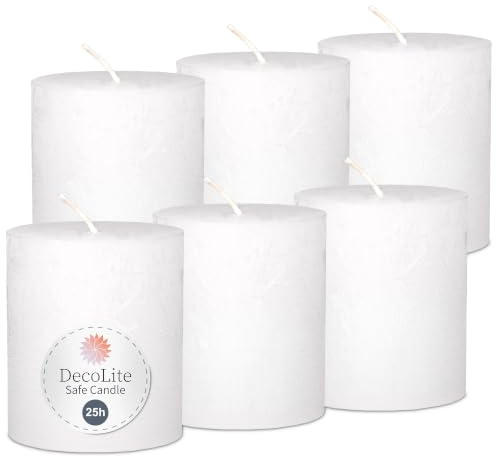 DecoLite Stumpenkerzen Rustik 8x6 cm, 25h Brenndauer, 6 Stück, Weiß | Made in Germany, RAL-geprüft, Safe Candle mit Abbrandstopp, selbstverlöschend, ruß- & tropffrei, durchgefärbt, ohne Duft