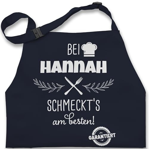 Geschenk mit Namen personalisiert by Shirtracer - Kinderschürze Schürze Kinder Jungen Mädchen - Kochschürze - Bei Name schmeckts am besten I Geschenk Kochen Oma I Mama I Opa I Papa