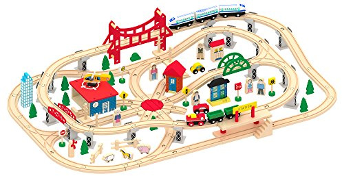 BAYAGU Barnens järnvägsset i trä 130 delar med tåg, skenor, bro och station, inkluderar helikopter, bilar och figurer, pedagogiskt spel kompatibelt med andra järnvägsset, present 3 +