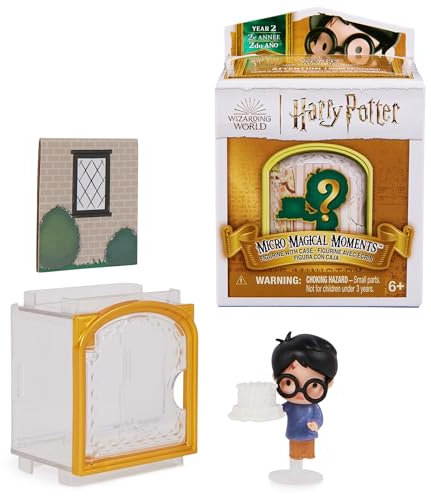 Wizarding World Harry Potter - Micro Magical Moments Überraschungs-Sammelfigur mit Setzkasten (2. Schuljahr in Hogwarts), ca. 3,8 cm groß, Spielzeug für Kinder ab 6 Jahren, Fanartikel (sortiert)