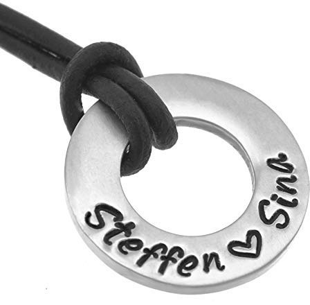Timbalino Personalisierte Lederkette mit Edelstahl-Anhänger inkl. Wunsch-Gravur – Handgefertigter Donut-Ring (22mm) – Individuelle Namenskette für Herren & Damen – Handmade in Germany
