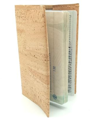 Reisepasshülle aus Korkstoff | für alle gängigen Reisepässe geeignet | Maße: 14 x 9,2 x 0,8 cm | Passhülle im schicken Design | nachhaltig & vegan | robust & langlebig | Made in Portugal