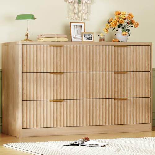 TEENFON Cómoda de 6 Cajones con Estrías Verticales, Cómoda Ancha Moderna con Tiradores Metálicos y Diseño Curvo, Armario de Madera Maciza para Ropa, para Dormitorio y Pasillo, Madera Natural