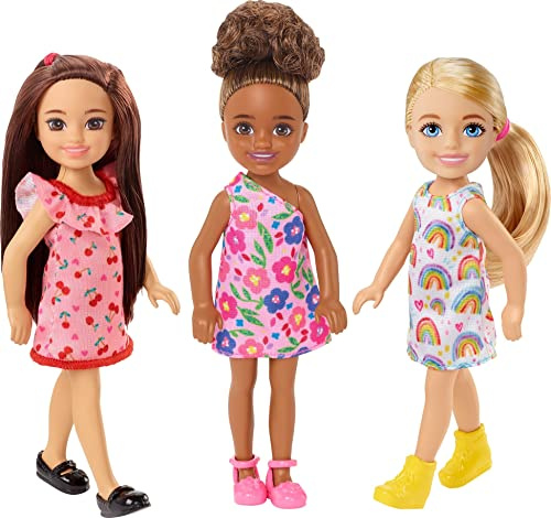 Barbie Chelsea Pack 3 muñecas pequeñas con Vestidos Estampados, Juguete +3 años (Mattel HJV92)