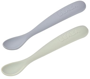 BÉABA, Set de 2 Cucharas de Silicona Bebé/Niño 1ª Edad - Desde 4 Meses, Flexibles - Punta Redonda - Mango Largo y Ergonómico, Estuche de Transporte - Acabado Antipolvo -Guijarro/Verde grisáceo