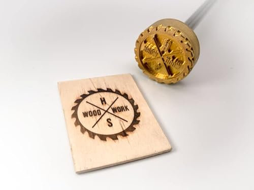 Dein Brandstempel elektrischer Initialen im Motiv Wood Work Sägeblatt für Holz, Leder, Pappe - personalisiertes Brandeisen, individueller Brennstempel in ø 70 mm