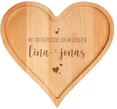 Herz & Heim® Herz Schneidebrett aus Holz personalisiert mit Gravur – Herzförmiges Frühstücksbrett mit Wunschtext – 27 cm Servierbrett aus Buchenholz – Geschenk für Paare, Freund & Freundin