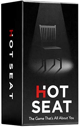 Hot Seat Dyce Games The Game That's All About You - Jeu sous Les projecteurs en Anglais - Jeu de Cartes Familial - À partir de 10 Ans - 3 à 16 Joueurs - Anglais