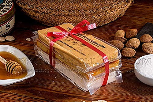 Lote de 3 Turrones artesanos La Terreta, 900 gramos – Turrones Fabián - Pack de Turrón (3 x 300 gramos). Formado por 3 barras o tabletas de Turrón artesano: Jijona blando, Alicante duro y Yema Tostada. Denominación de Origen Jijona-Alicante. Envuelto para regalo - Principales Ingredientes: Turrón de Alicante; Almendra (65%), Miel (21%). Turrón de Jijona; Almendra tostada (70%), miel (19%). Turrón de Yema Tostada; Almendra (32%), yema de huevo (16%) - Elaborado En Jijona, Alicante.
