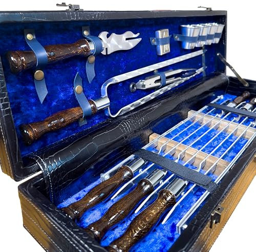 GOROCH BBQ Grill Geschenkset im Koffer für Männer – Exklusives Grillzubehör Set mit Spießen, Messer, Schnapsgläsern, Grillzange, Feuerzeug & Metallgrill – Outdoor Grillset für Camping & Garten