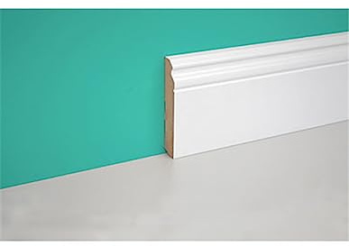 Elegante battiscopa in stile barocco, realizzato in MDF bianco, dalle dimensioni di 18x100 mm e altezza di 2250 mm, prodotto dal rinomato marchio Pircher.
