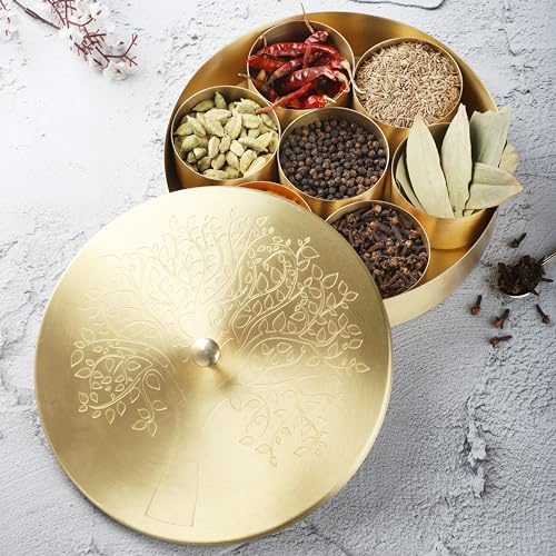 Ajuny Runde Masala Dabba Gewürzbox aus Messing mit 7 Dosen und Löffel | Handgefertigte goldene Messing Gewürzbox mit geprägtem Deckel 7 herausnehmbaren Behältern und Löffel für Kräuter