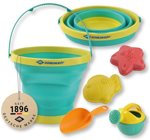 Schildkröt Sandspielzeug Set Bucket Crew I Faltbarer 2L Eimer, Schaufel, 2 Förmchen, Gießkanne aus 70% Stroh & PP I Spielzeug ab 18 Monaten I inkl Aufbewahrungsbeutel