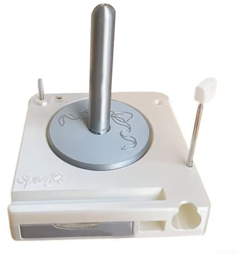 Eawfgtuw Soluzione per riporre i filati con sistema anti-groviglio, cassetto per l'organizzazione degli attrezzi, pannello magnetico per forbici, fori per uncinetto e mini asta per marcatori di punti