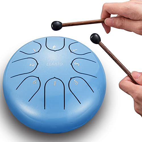 LEKATO Steel Tongue Drum, 6 Zoll 8 Tone Zungentrommel Schlagzeug, Steel Pan Töne Schlaginstrument Hand Pan Drum für Meditation Yoga Klangheilung, Himmelblau | Balmy Percussion-Zen-Instrument aus Stahllegierung, vertikales Streifenmuster, ätherischer Klang, Stressabbau für Anfänger