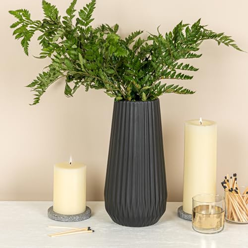 Bloomingville Runde Steinzeug-Vase mit Faltendesign und geprägten Linien, Matt Schwarz