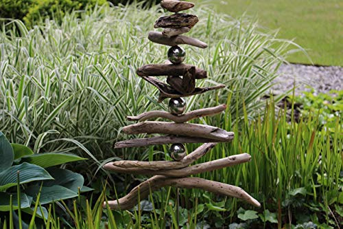 Gartendeko aus Treibholz mit Edelstahlkugeln