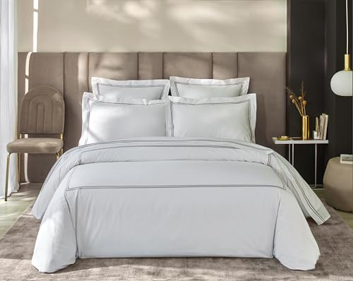 Duquennoy & Lepers – Housse de Couette 2 Personnes 240x220 CM – Qualité Hôtel 100% Coton Percale 80 Fils – Double Broderie Gris Perle Satiné – Finition Hôtel – Rabat à Border – Blanc