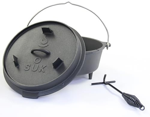 SOUK ONE Dutch Oven Set [12 L] - Eingebrannter Gusstopf mit Füßen Feuertopf aus Gusseisen mit praktischem Deckelheber und Edelstahl Untersetzer (12 Liter)