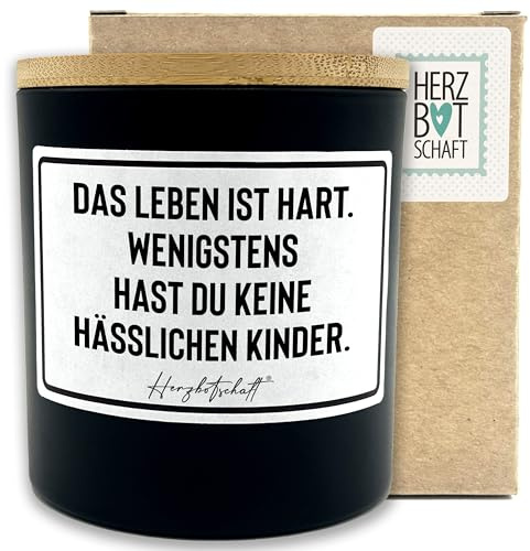 HERZBOTSCHAFT Duftkerze mit Spruch – Das Leben ist hart. Wenigstens hast Du keine hässlichen Kinder. – Geschenk für Mama, handgemachte Sojakerze, nachhaltig, optional mit personalisiertem Bambusdeckel