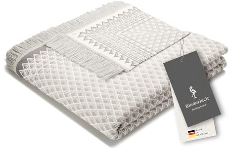 biederlack® weiche Kuscheldecke Daylight hellgrau, Wohndecke in 150x200 cm | Made in Germany, Sofadecke mit Allover Design, Fransen-Decke aus Baumwolle und Polyacryl, OEKO-TEX Made in Green