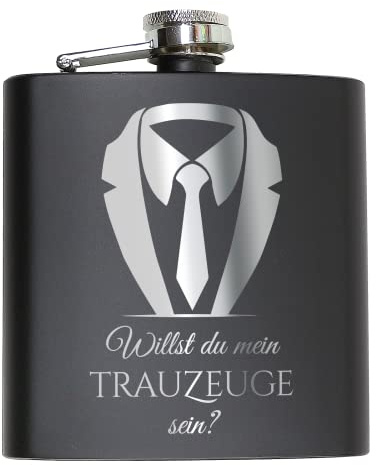 Pixelstudio Flachmann Willst du Mein Trauzeuge Sein? | Schwarz mit Gravur. Geschenk Trauzeuge Fragen Mann. Mit Anzug/Frack Motiv.