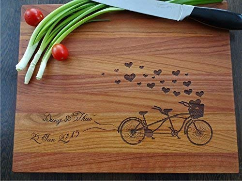 Schneidebrett Handgefertigt mit Tandem Fahrrad | Frühstücksbrettchen | Persönlicher Schneidbrett Jahrestag Geschenk | hochzeitsgeschenk | Laser Gravur Schneidebrett holz von Algis Crafts
