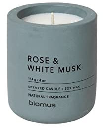 blomus -FRAGA- Doftljus S tillverkat av sojavax, Flintstone, högkvalitativ rumsdoft, karakteristisk betonggook, doft ros och vit måst, 24 h brinntid (H/B/D: 8 x 6,5 x 6,5 cm, flintsten, 65896)