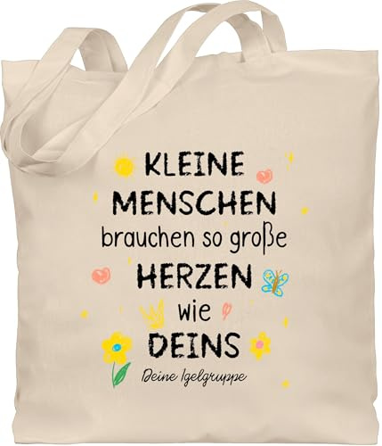 Geschenk mit Namen personalisiert by Shirtracer - Baumwolltasche - Kleine Menschen brauchen so große Herzen wie deins I Abschluss Geschenke Erzieher Abschiedsgeschenk Erzieherin Geschenk Kita