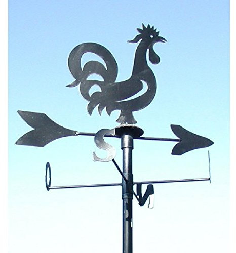 Veleta grande de hierro forjado con puntos cardinales y forma de gallo en la parte superior.