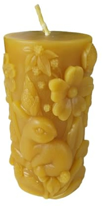 Bienenwachskerze Hasenkerze 10 cm Ostern Blumenwiese — handgegossene Stumpenkerze mit Hase Blüten-Relief, Made in Germany