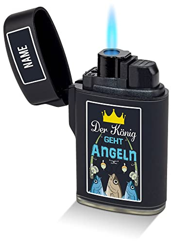 PR Print Royal Feuerzeug selbst gestalten - mit Name Bedrucken - Der König geht Angeln - Geschenk für Angler/innen, Outdoor - Sturmfeuerzeug, Flüssiggas nachfüllbar, Schwarz gummiert I Personalisiert