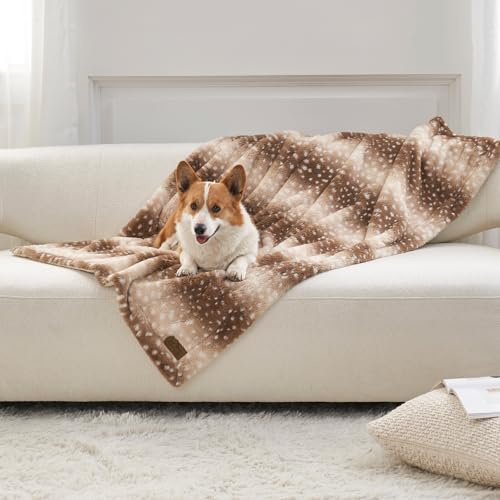 COZY KISS Luxus Weihnachts Kunstfell Decke mit Hirsch-Print 100x150cm Braun | Superweich Decke für Sofa und Bett, Wasserdichte Waschbare Decke für Haustiere, Sicher Geschützt vor Urin für Hunde & Katzen