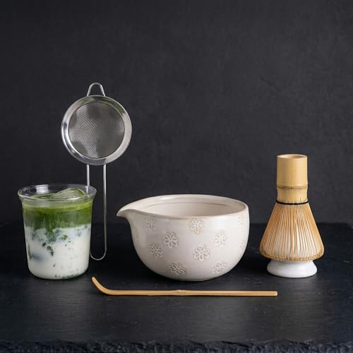 AMIEENOR Matcha Kit 6 Pièces - Bol Matcha Bec Verseur, Fouet à Matcha Bambou, Tamis Inox, Cuillère et Support, Tasse à Matcha, Cérémonie du Thé, Cadeau Blanc