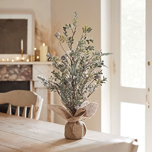 Lights4fun 63cm Mini Tannenbaum im Jutebeutel mit weißen Beeren Weihnachtsbaum Künstlich Tischbaum Weihnachtsdeko