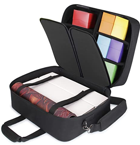 USA Gear XL Magic The Gathering Estuche De Viaje - Bolsa para Tarjetas MTG con Correa para El Hombro, Interior Personalizable - Se Adapta A Cajas De Barajas y Tarjetas con Fundas - Negro