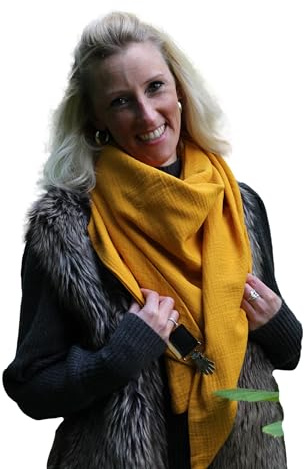Handgemachter XXL Dreiecksschal Damen – Wendbarer Musselin Wickelschal Uni Curry – Tuecherfee Schal mit Clipverschluss als Schal, Stola oder Schalkragen