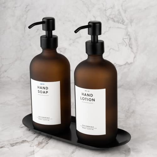 MONOKO 2er Set Seifenspender Braun Matt aus Glas mit Tablett | 500ml Spülmittelspender Küche | Flaschen zum Befüllen | Spender Pumpkopf Edelstahl | Pumpflasche + Aufkleber